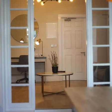 Crawford House- Scholarlee Living 3* 코크