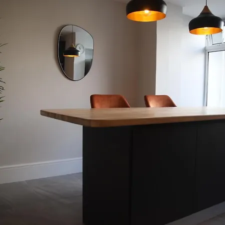 Crawford House- Scholarlee Living بيت ضيافة