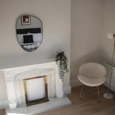Crawford House- Scholarlee Living بيت ضيافة