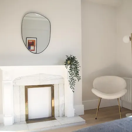 Crawford House- Scholarlee Living بيت ضيافة 3*