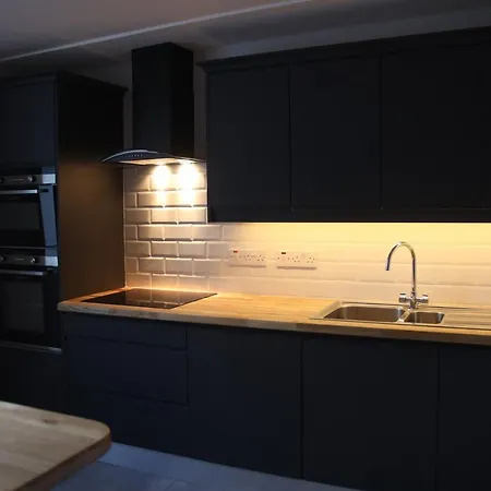 Crawford House- Scholarlee Living بيت ضيافة